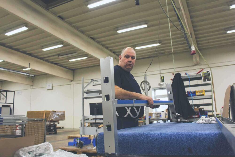 WAAK mounts the frames for JUUNOO's circular partition walls