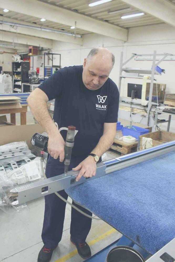 WAAK mounts the profiles for JUUNOO's circular partition walls