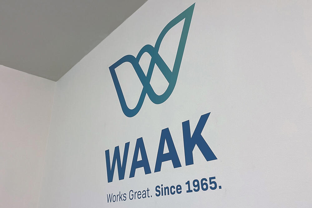 Logo WAAK in het WAAK-maatwerkatelier van gevangenis Oudenaarde