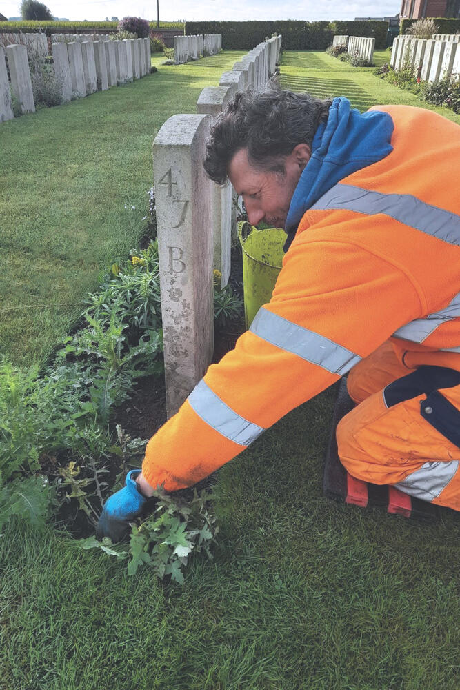 WAAK Groendienst onderhoudt oorlogsgraven in opdracht van Commonwealth War Graves Commission
