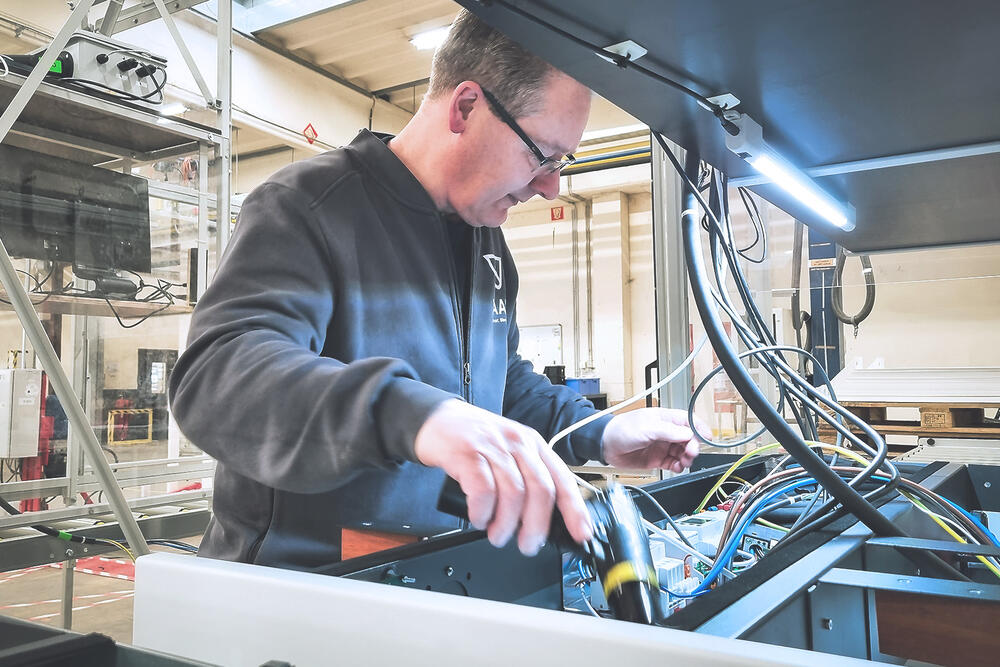 WAAK medewerker assembleert een Smappee laadpaal