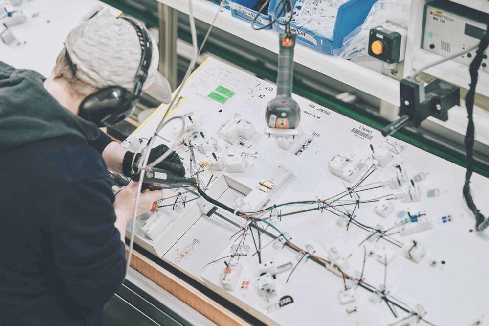 WAAK medewerker met autisme assembleert HVAC kabelboom