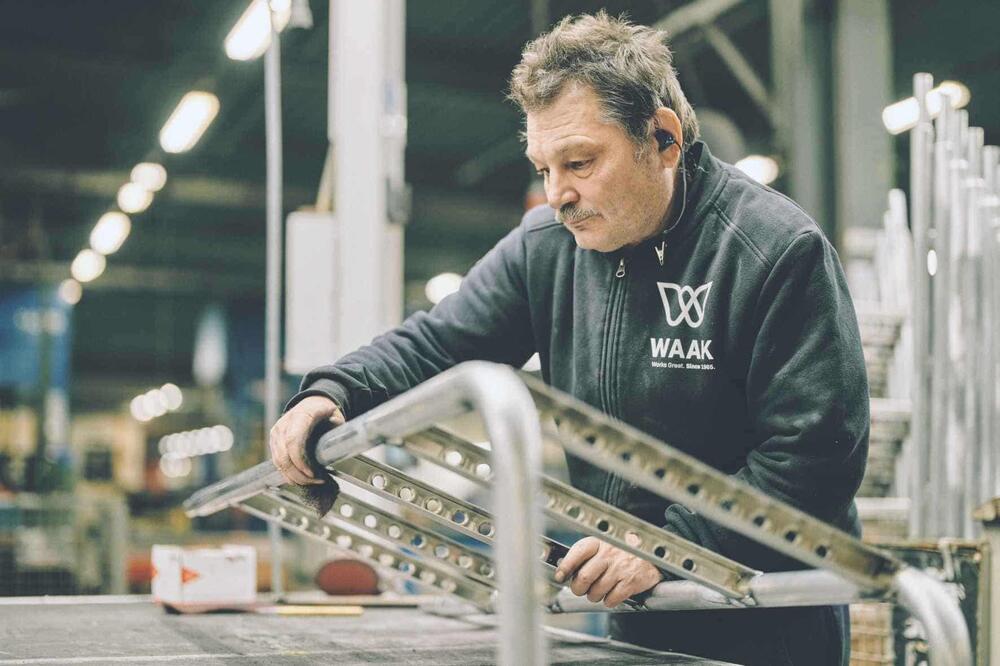 WAAK medewerker maakt trapladder voor vrachtwagens STAS