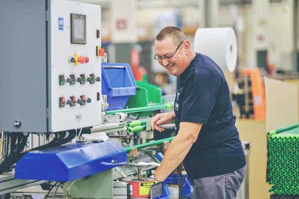 WAAK medewerker kunststofassemblage cleaning equipment