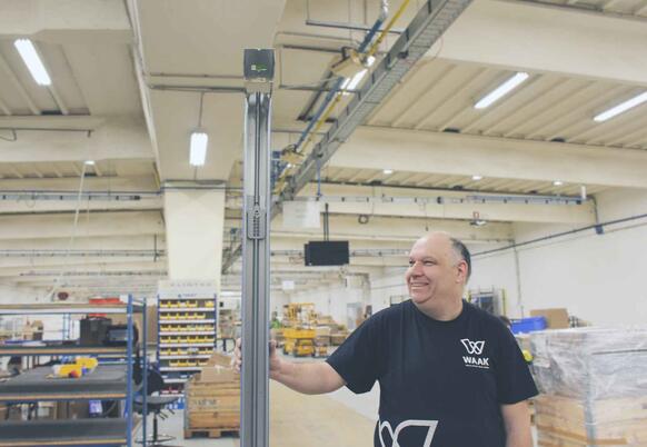 WAAK mounts the profiles for JUUNOO's circular partition walls