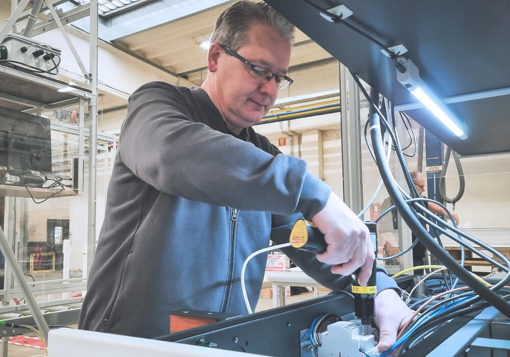 WAAK medewerker maakt een Smappee laadpaal voor elektrische wagens