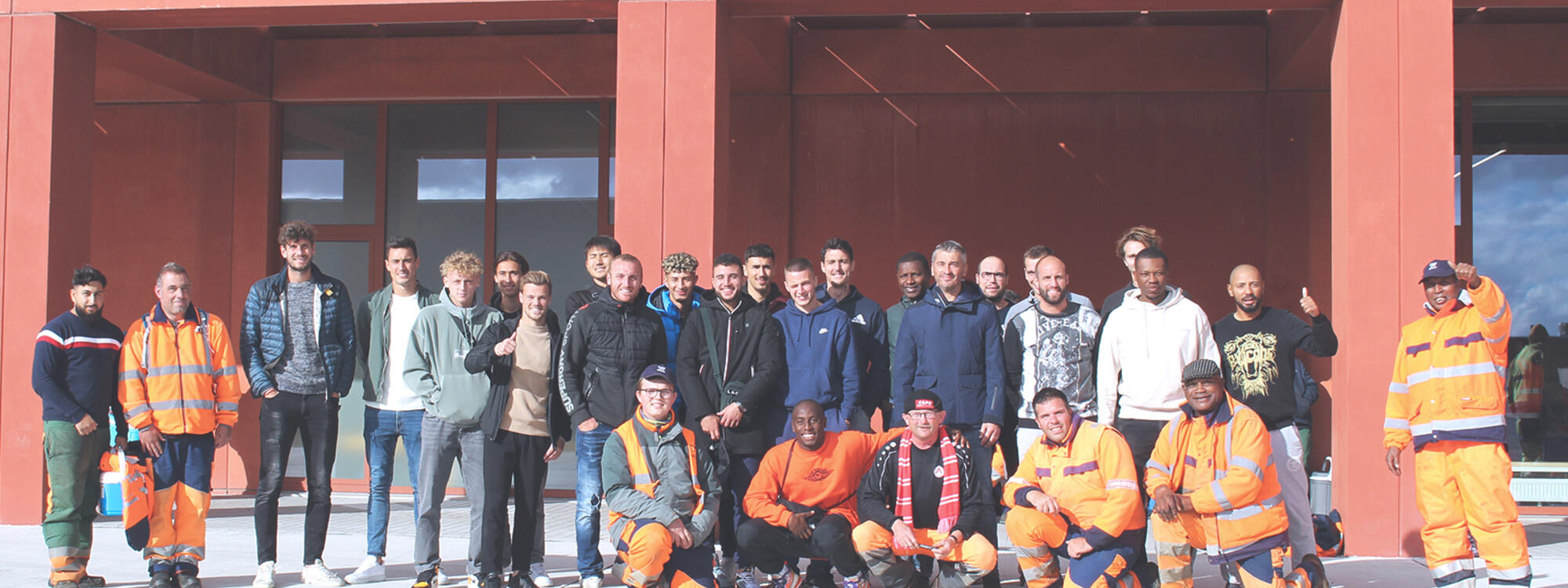 Voetbalploeg KV Kortrijk bezoekt partner en maatwerkbedrijf WAAK