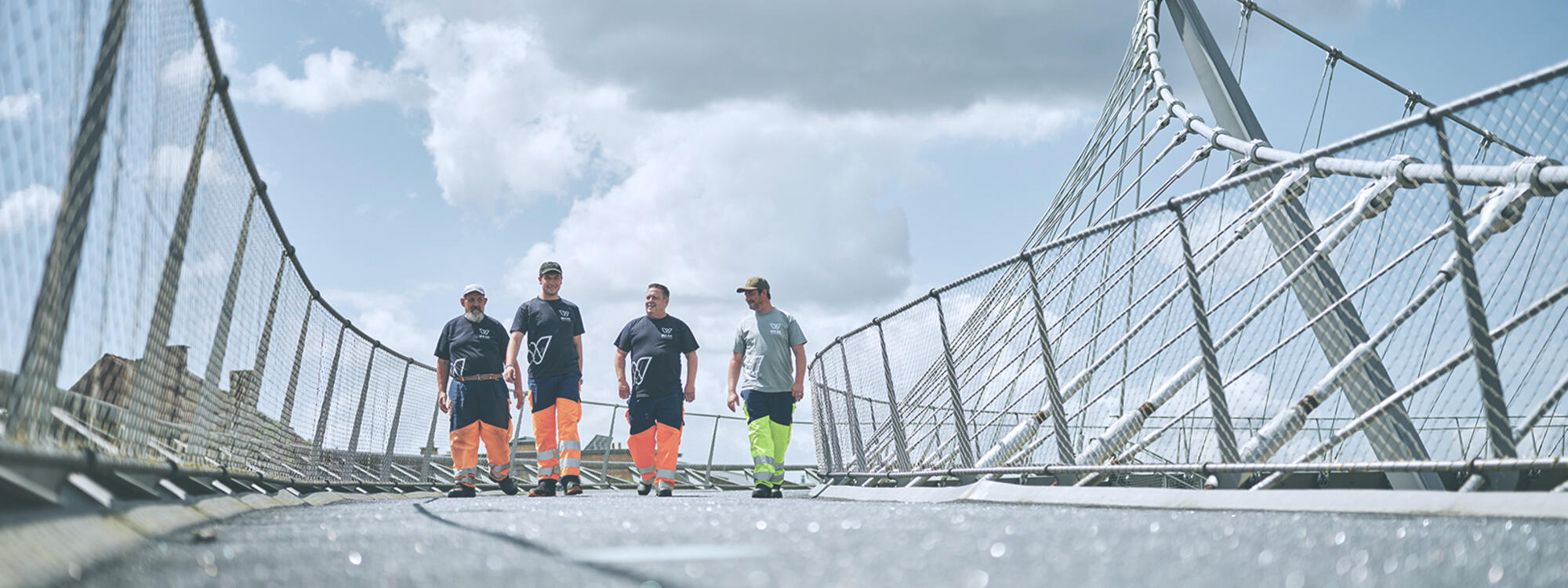 WAAK medewerkers op brug Buda beach Stad Kortrijk